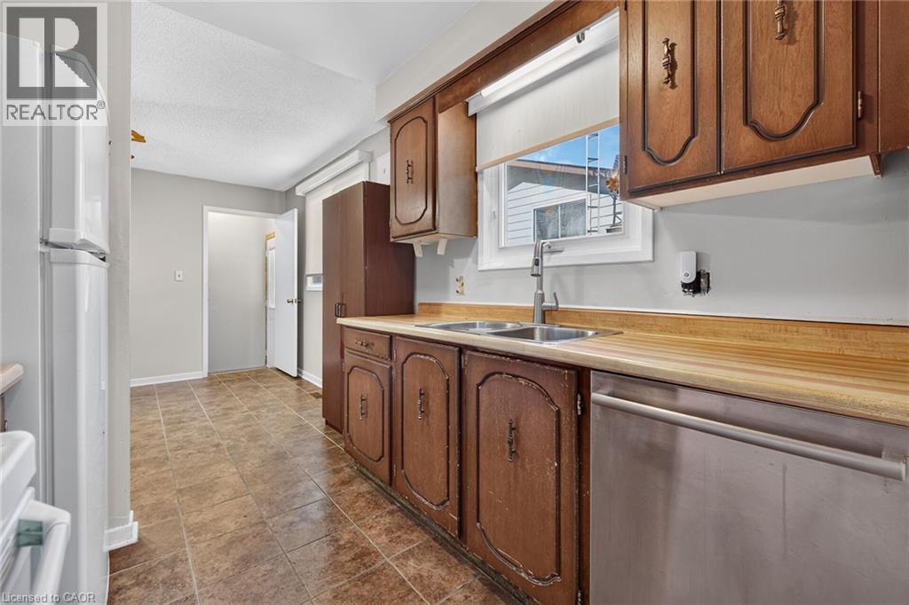 10 TRACEY Road - 12