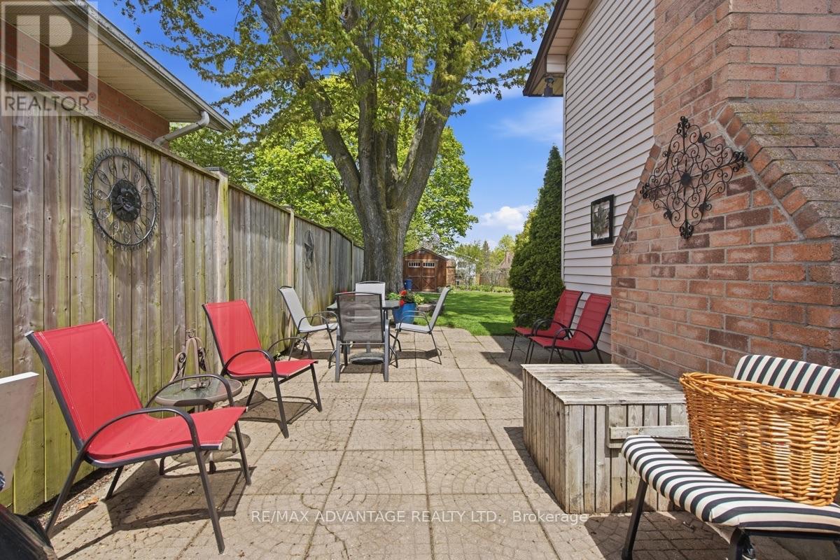 223 ARDSLEY CRESCENT - 32