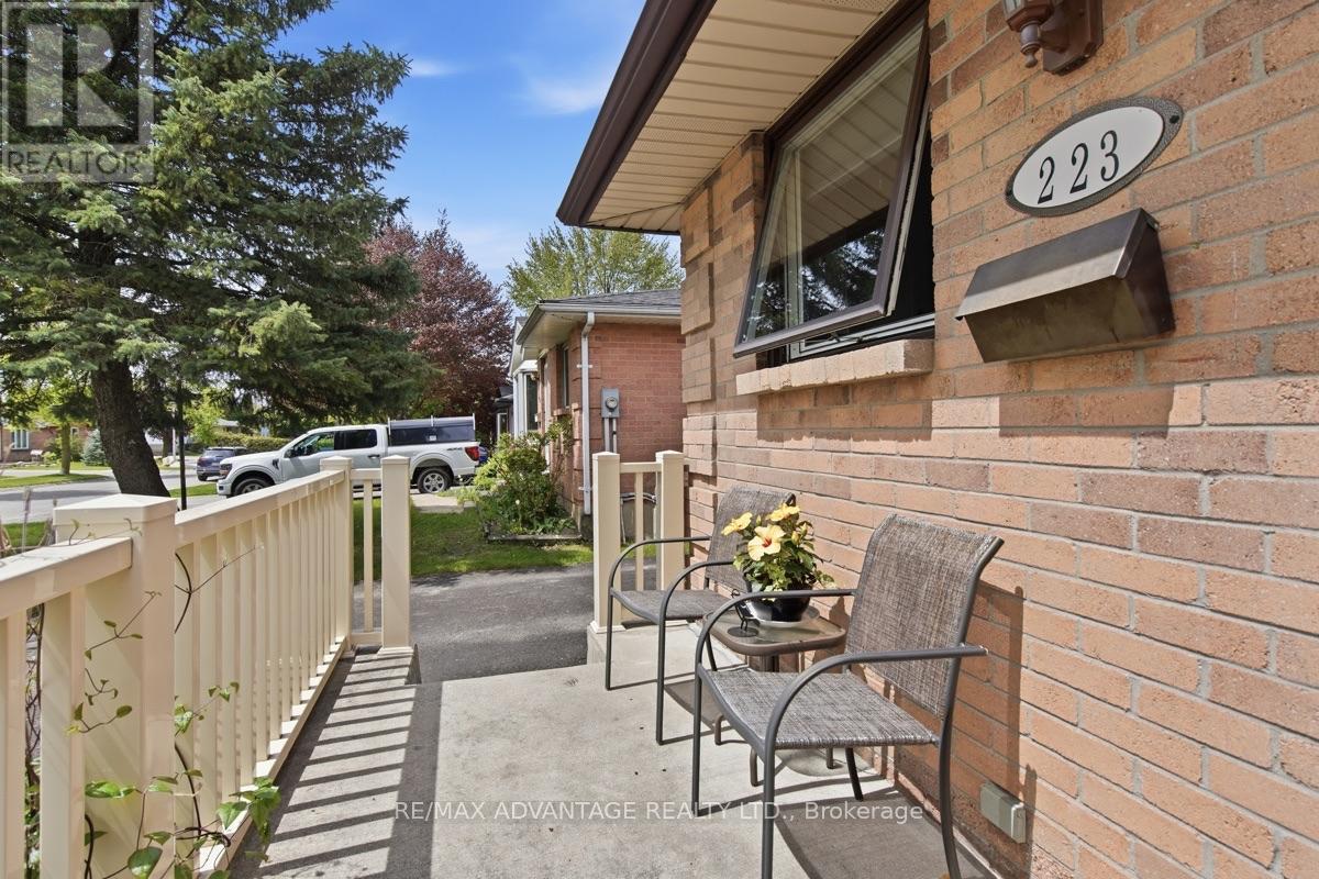 223 ARDSLEY CRESCENT - 4