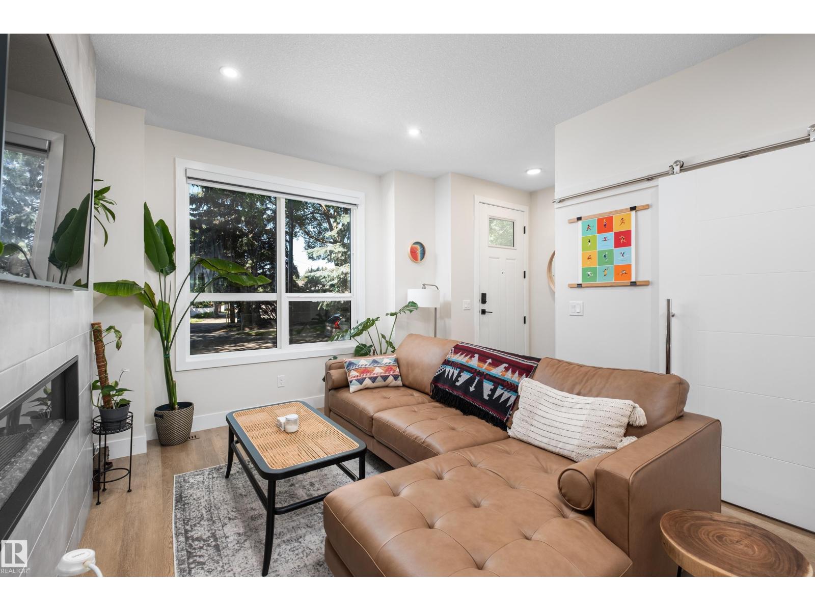 11013 75 ST NW - 5