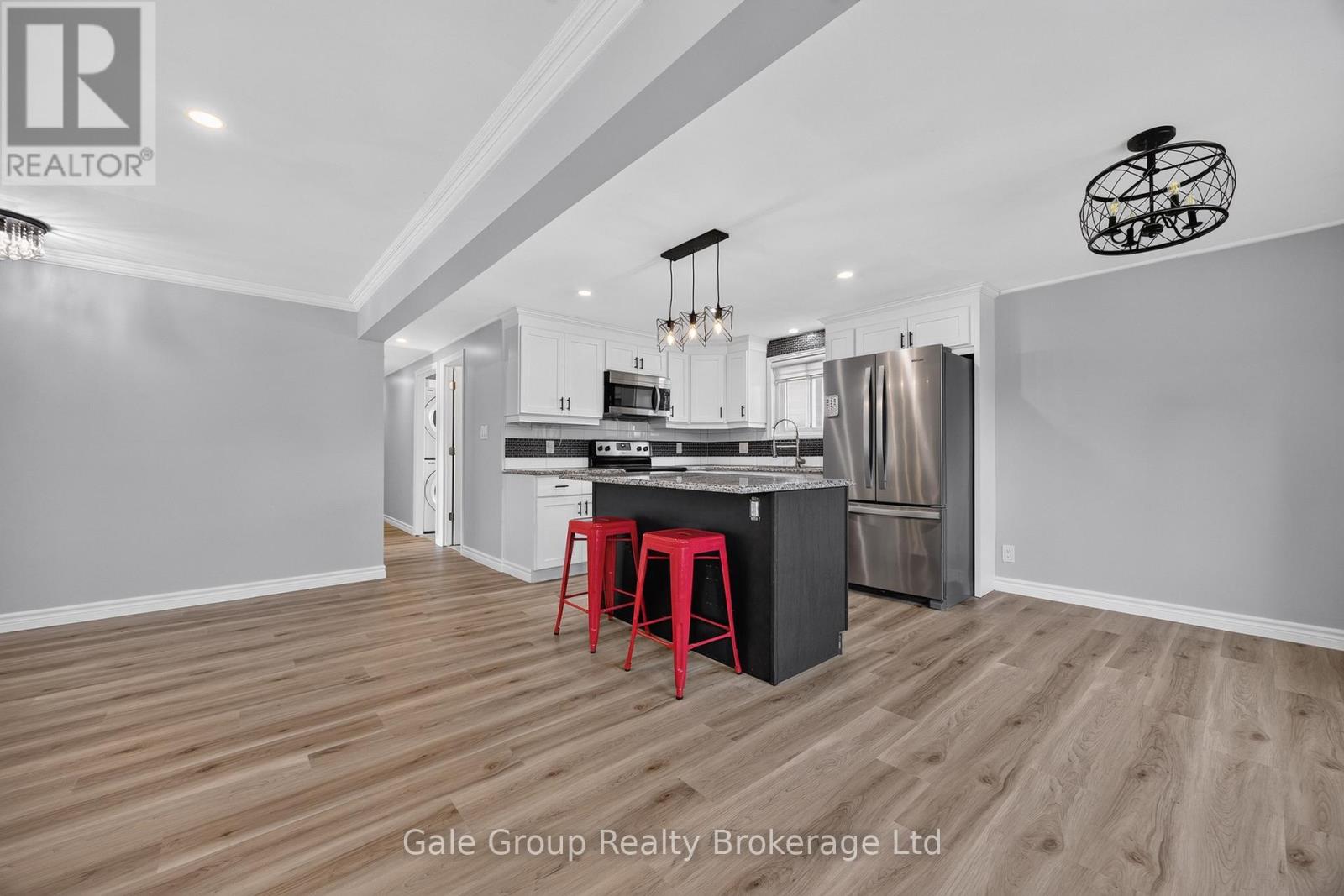 925 SUNSET BOULEVARD - 17