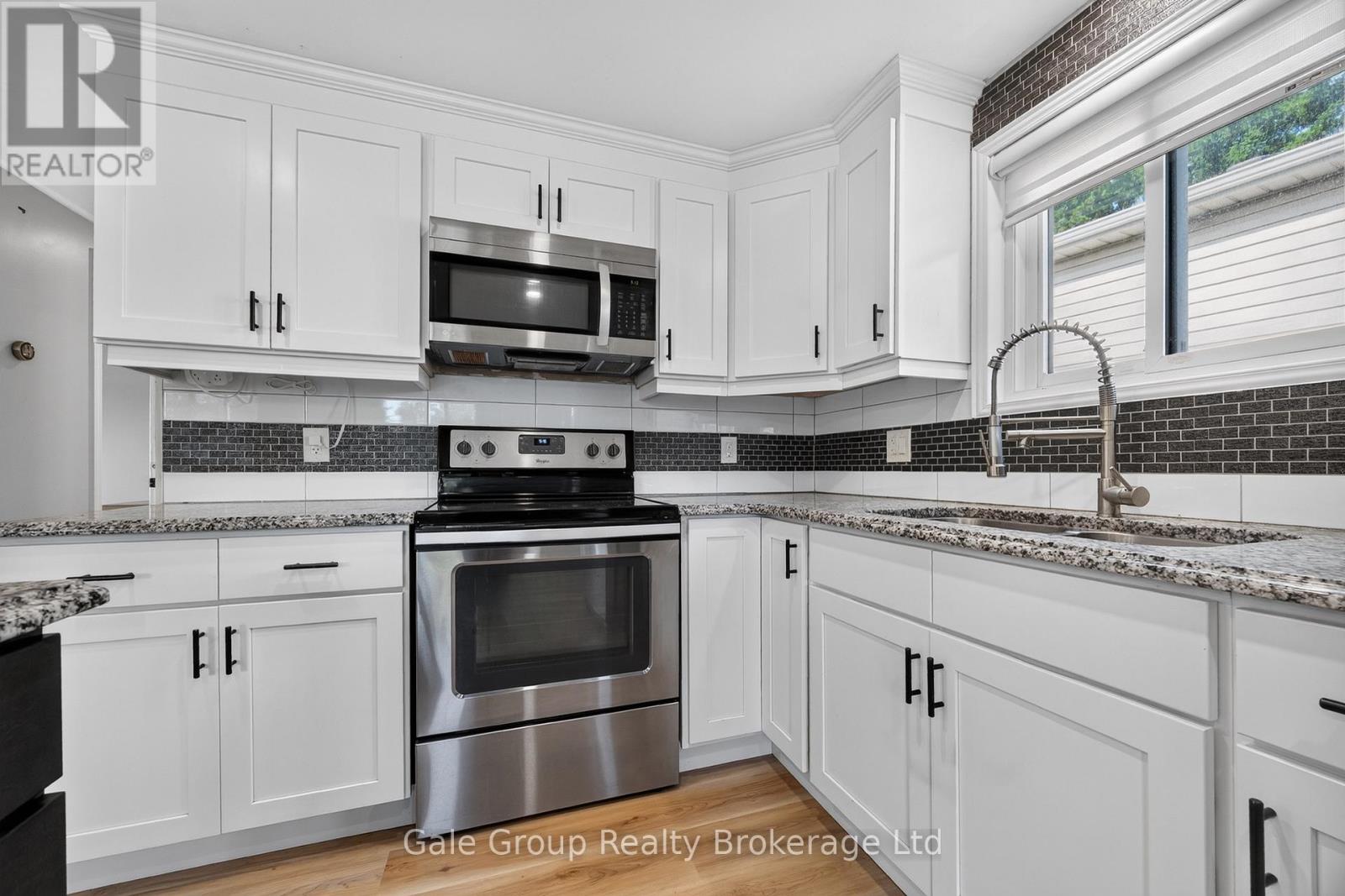 925 SUNSET BOULEVARD - 19