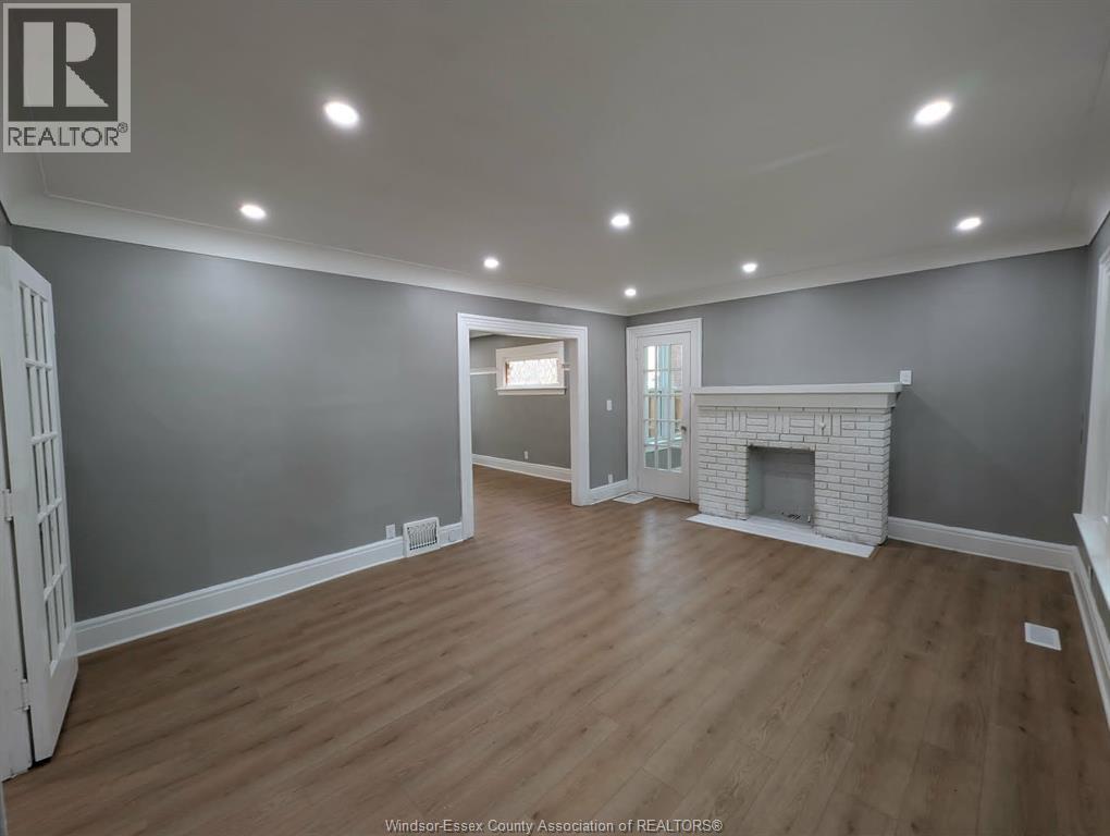 1484 VICTORIA AVENUE - 12