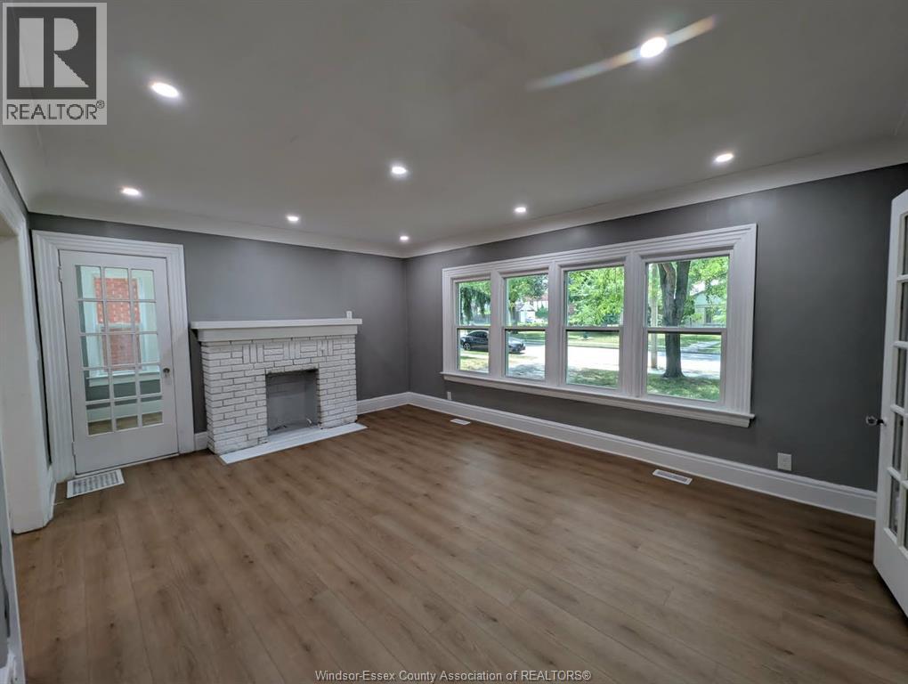 1484 VICTORIA AVENUE - 13
