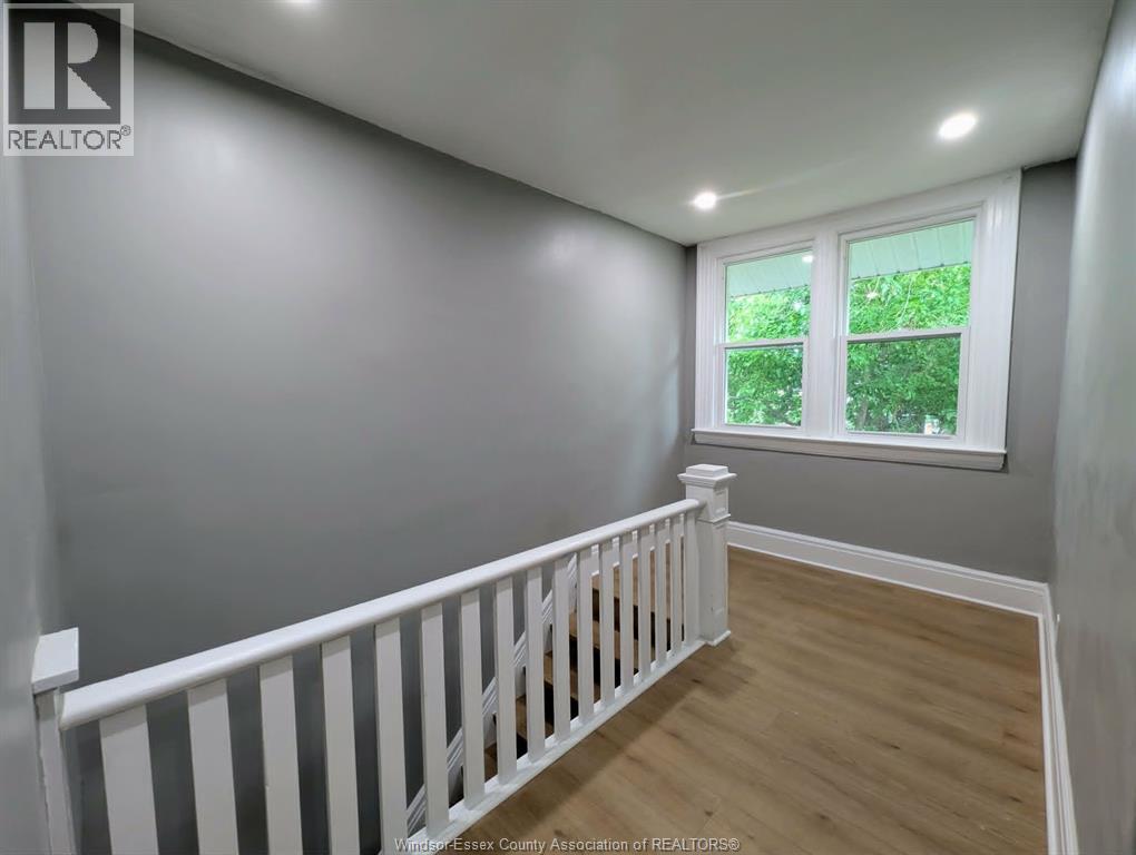 1484 VICTORIA AVENUE - 18