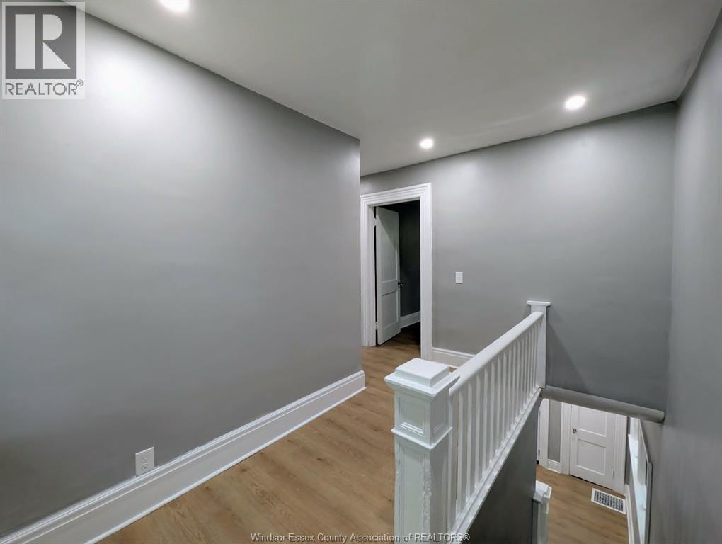 1484 VICTORIA AVENUE - 19