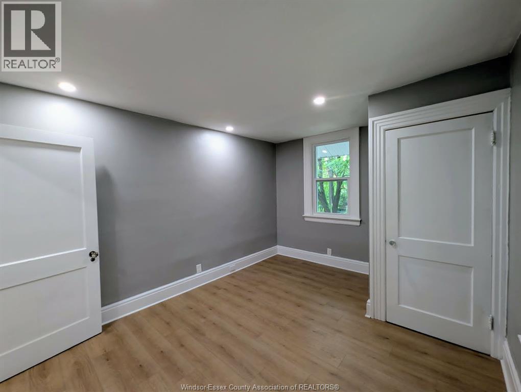 1484 VICTORIA AVENUE - 21