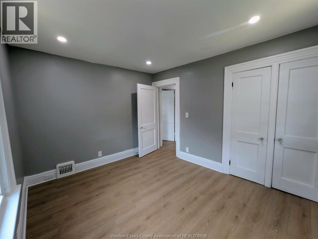 1484 VICTORIA AVENUE - 26