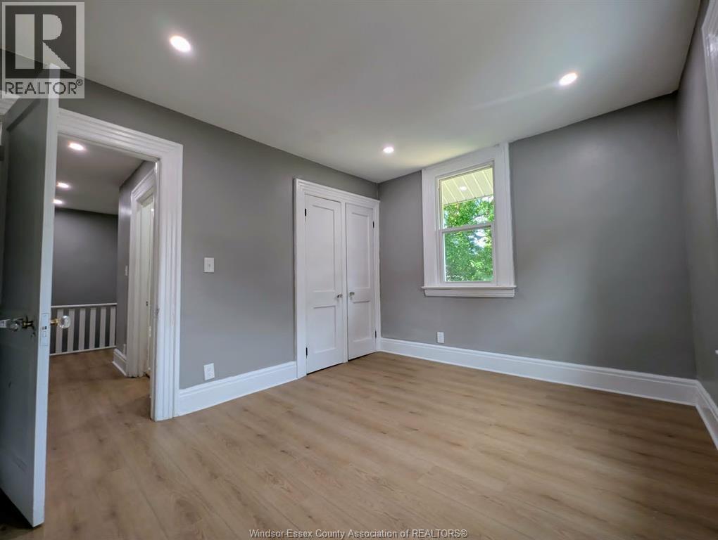 1484 VICTORIA AVENUE - 27