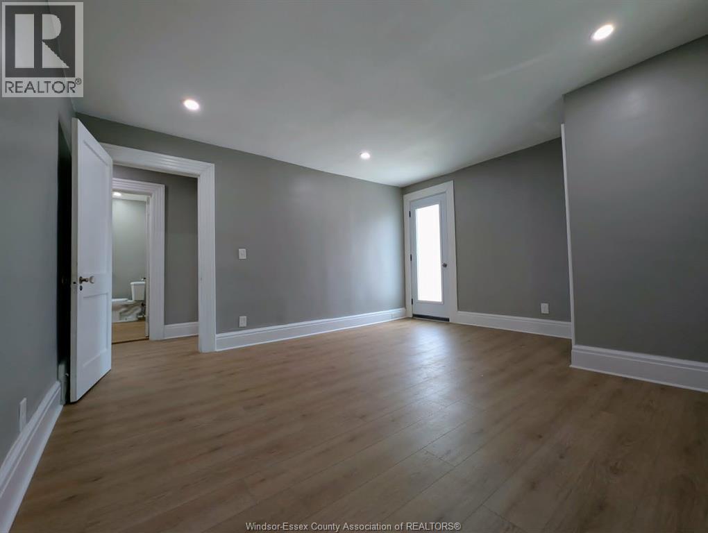 1484 VICTORIA AVENUE - 28