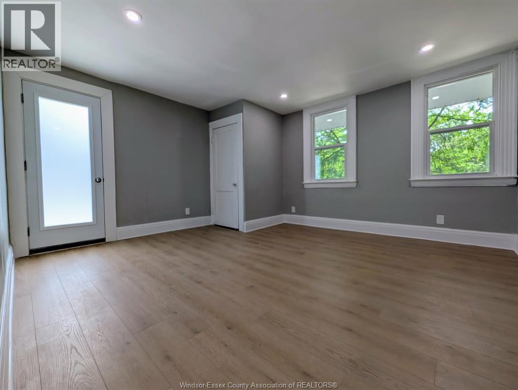 1484 VICTORIA AVENUE - 29