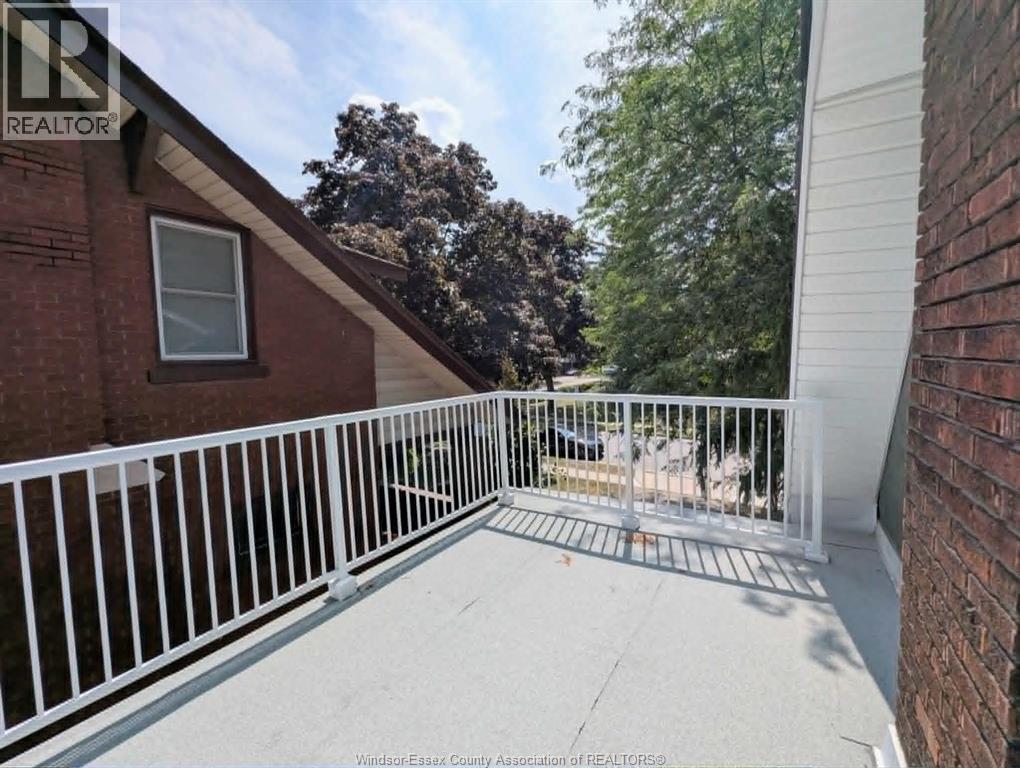 1484 VICTORIA AVENUE - 31