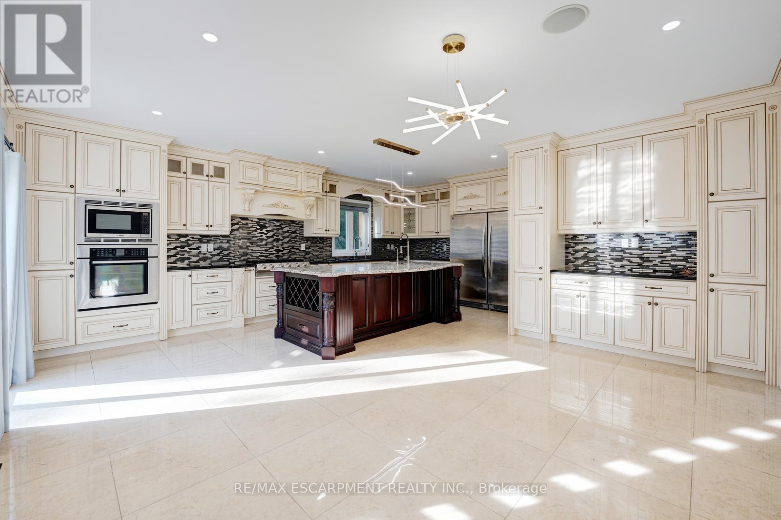 8 RIDGEWOOD DRIVE - 18