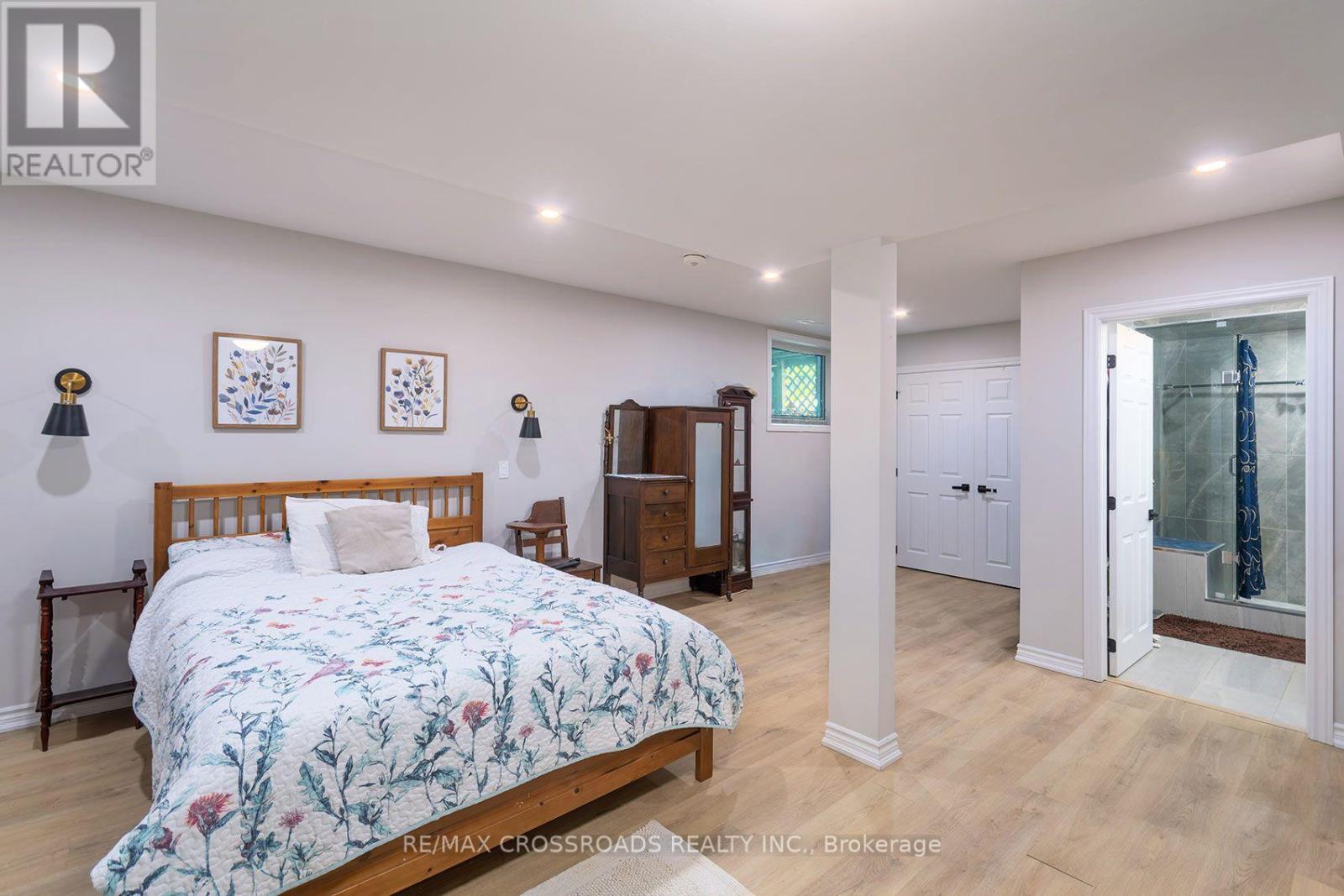 5 BUTTERY COURT - 32
