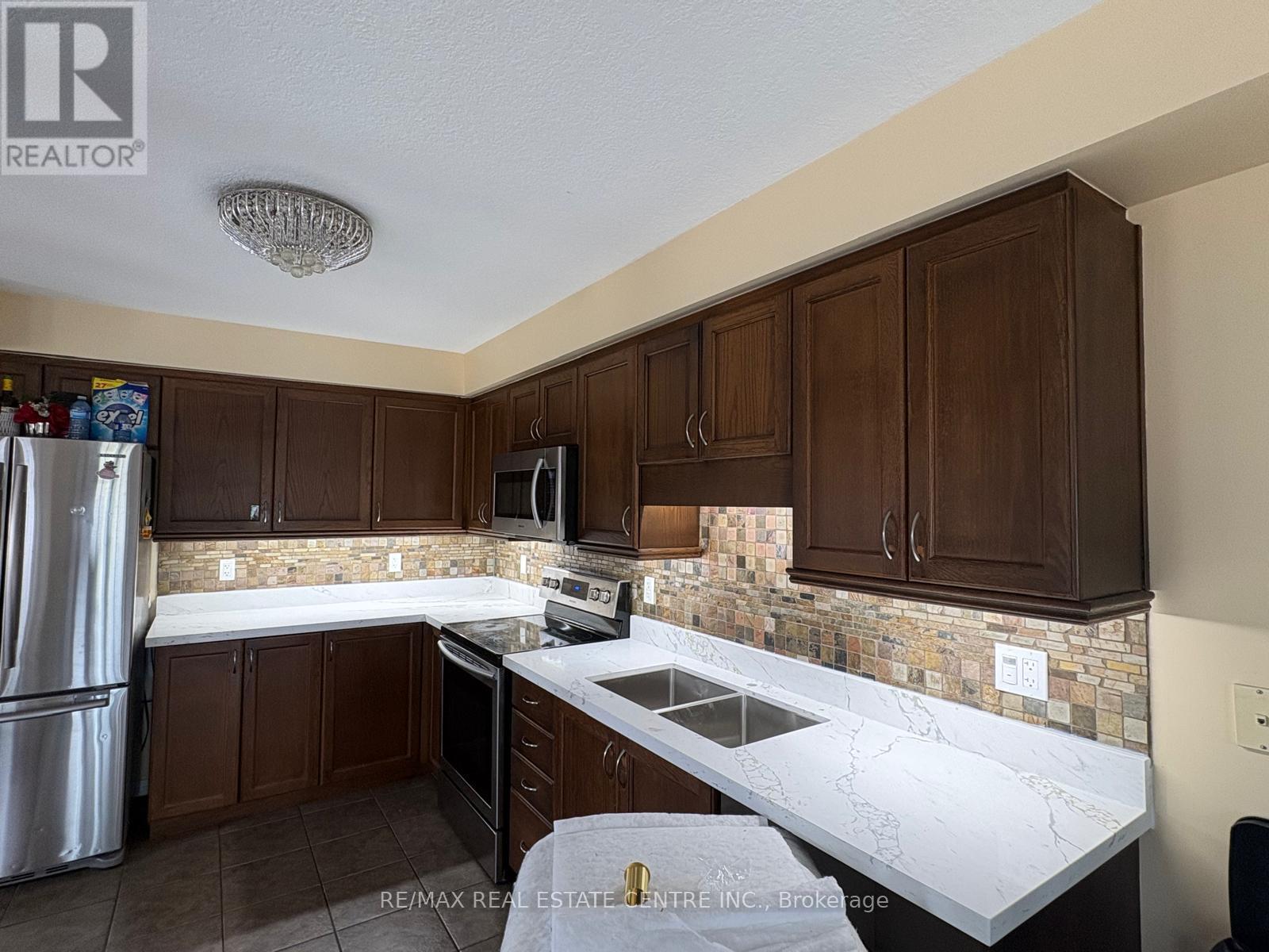 2 SOPHIA CRESCENT — photo 2