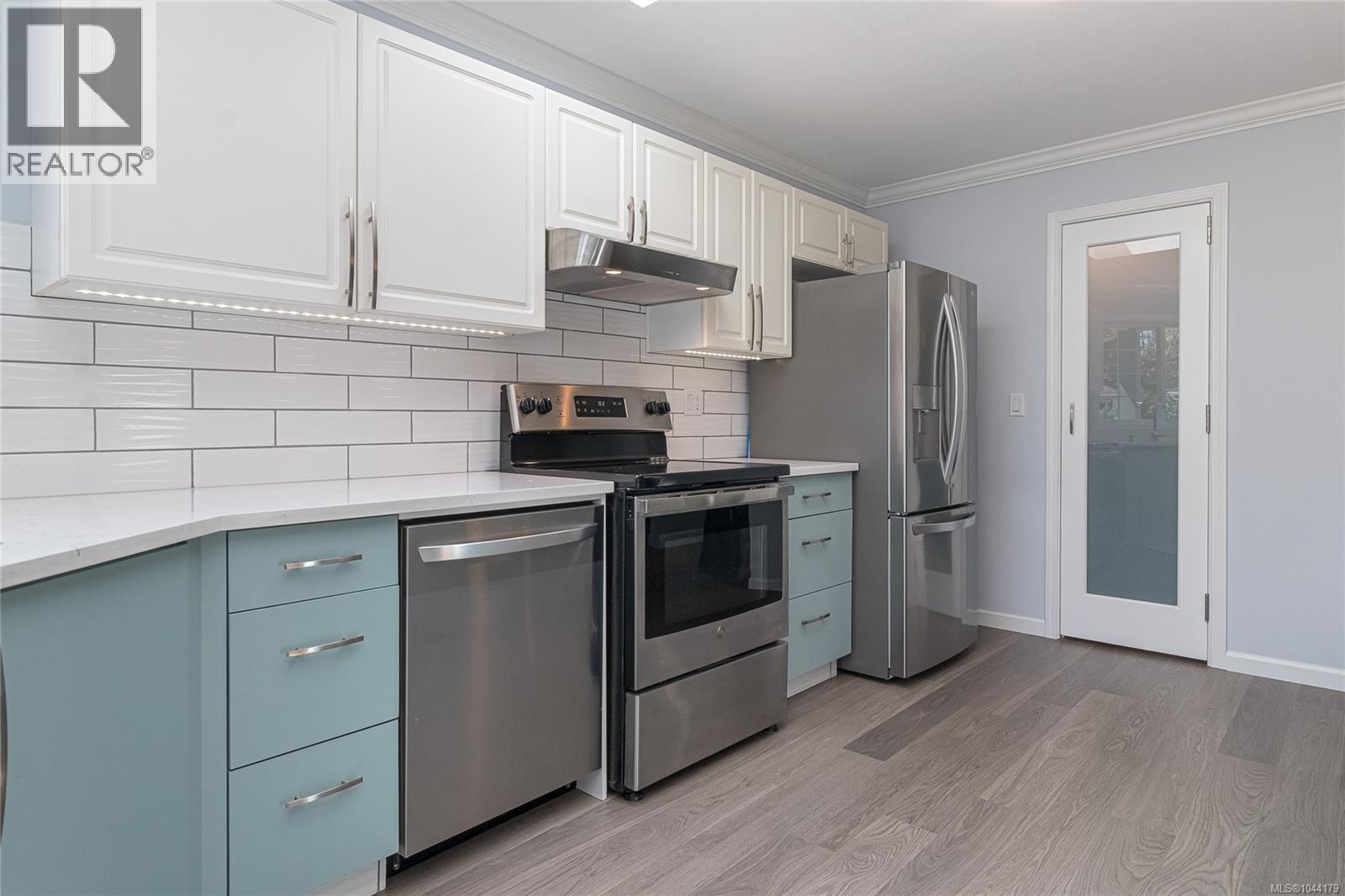 1290 Oceanside Dr - Image 11