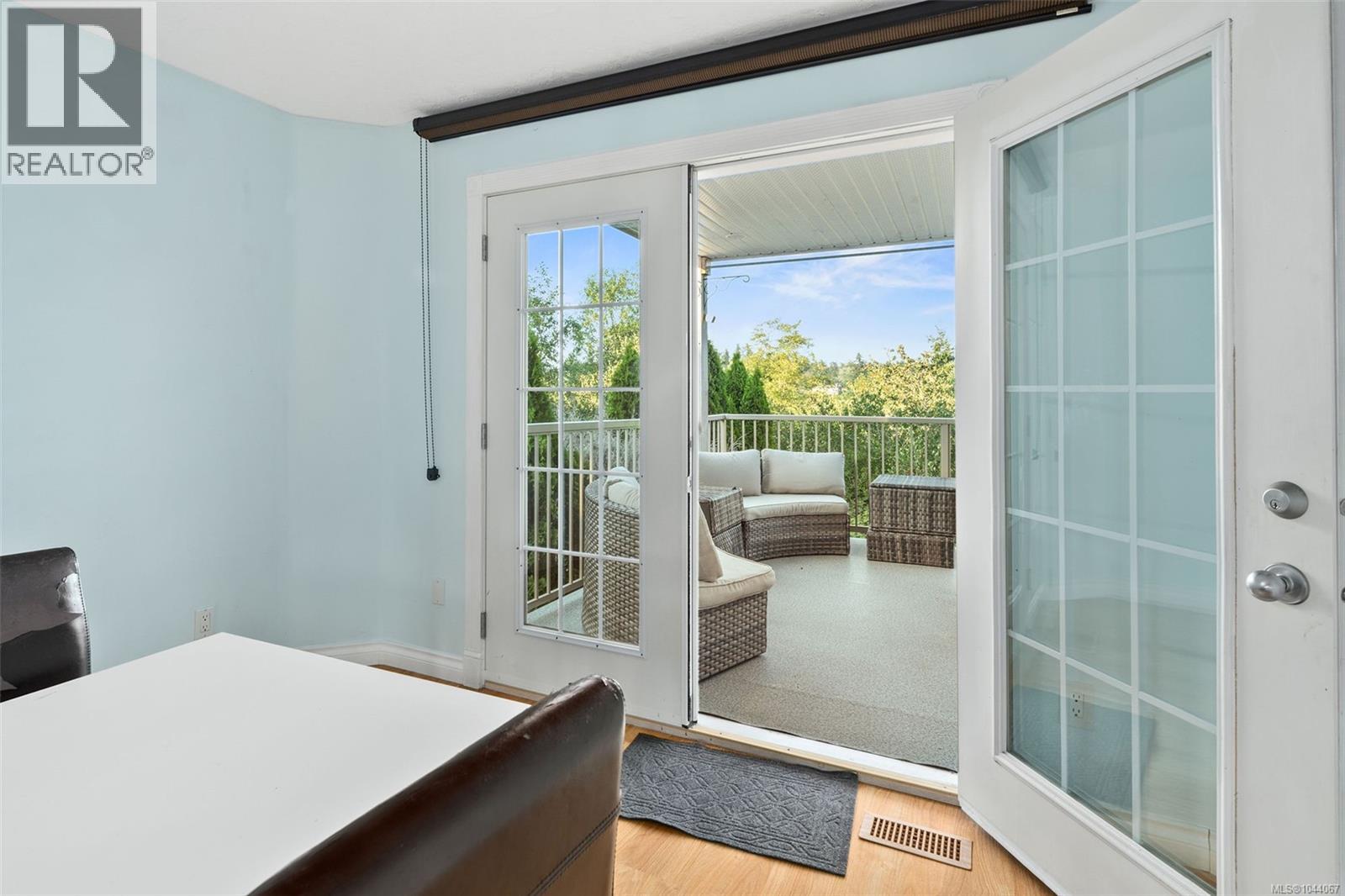 975 Meadowview Pl - Image 3