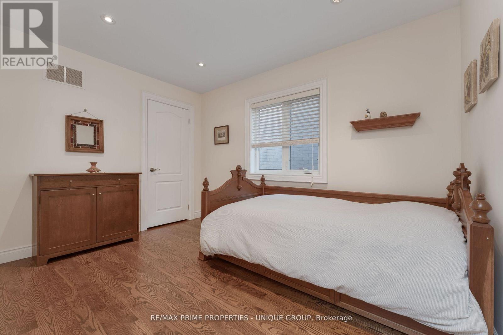 276 GREENFIELD AVENUE - 25