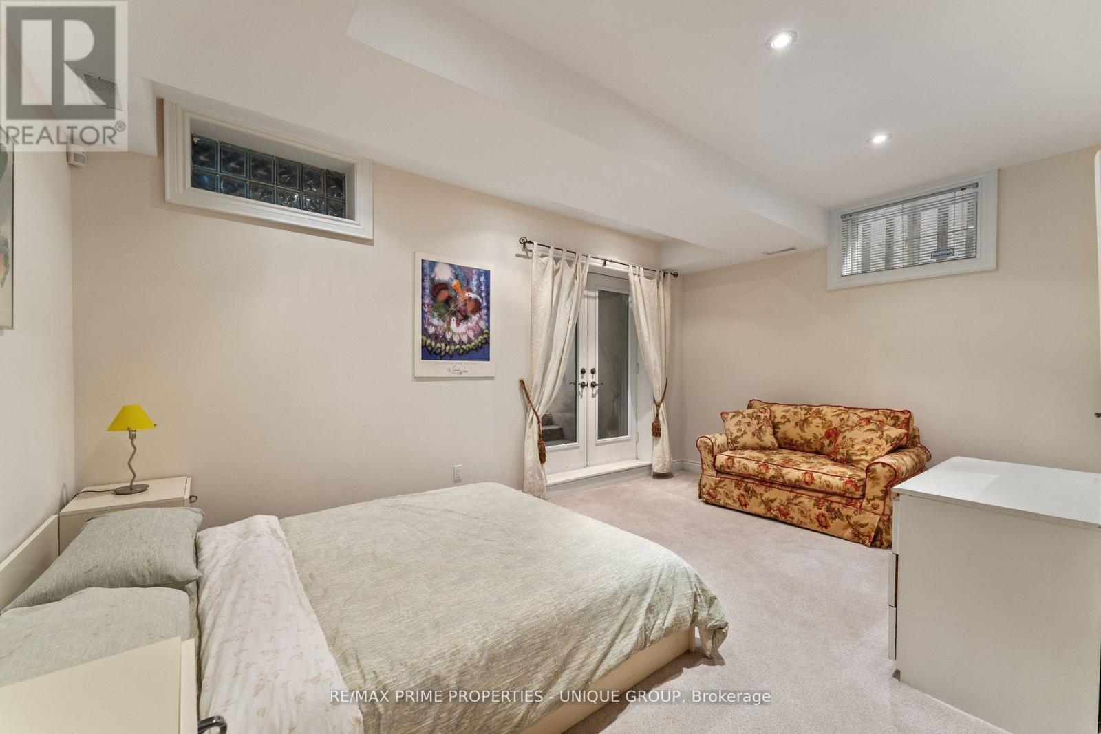 276 GREENFIELD AVENUE - 32