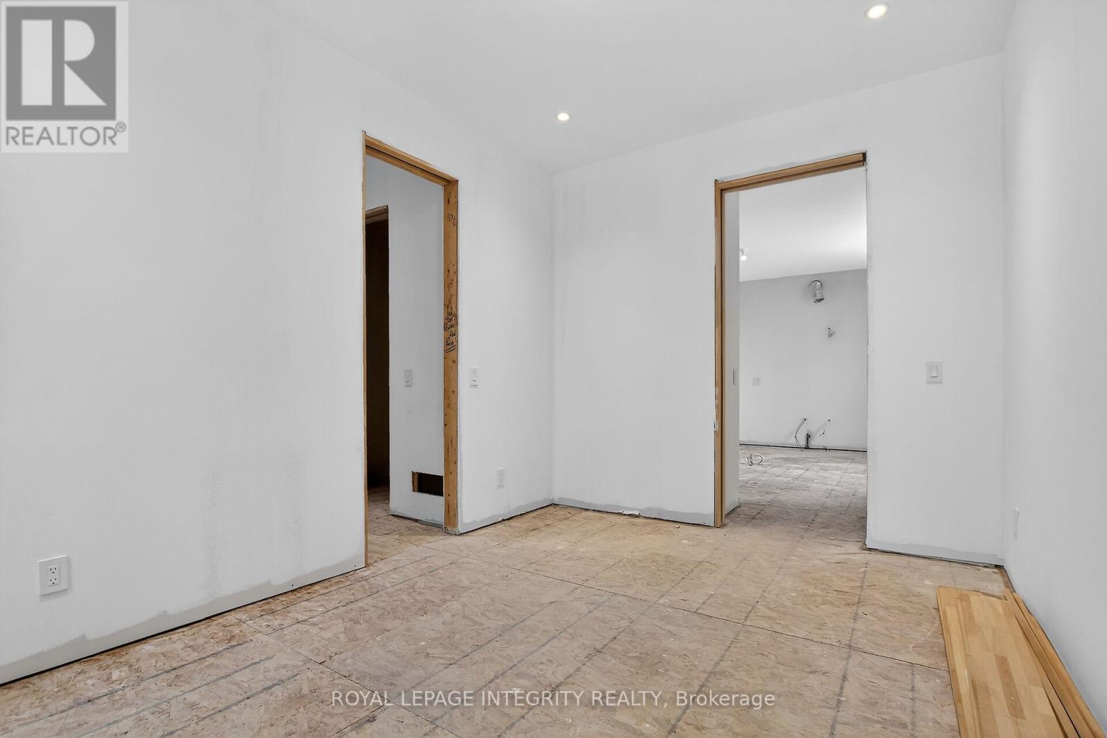 112 QUEEN ELIZABETH DRIVE - 24