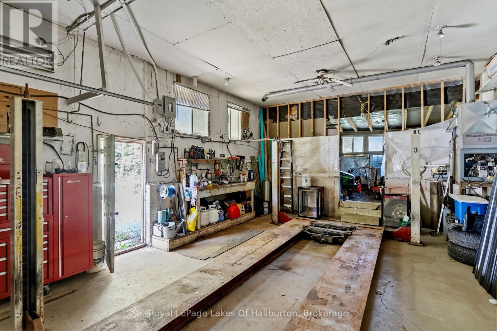 1329 GELERT ROAD - 27