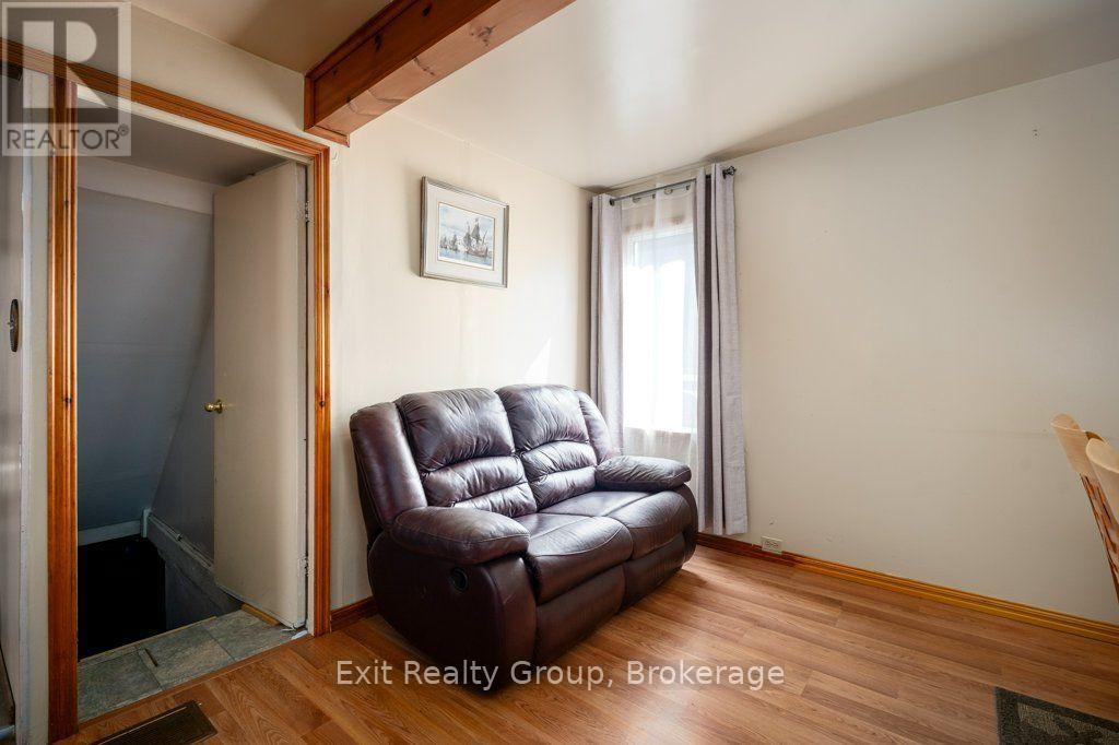 8 RIDLEY STREET E - 11