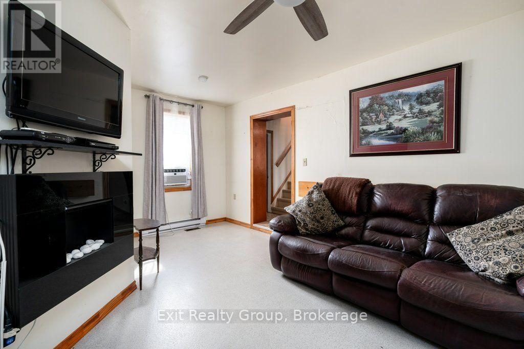 8 RIDLEY STREET E - 18