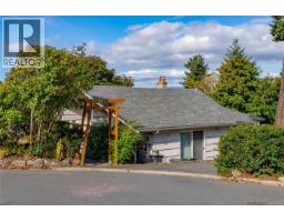 715 Luscombe Pl, Esquimalt, BC V9A7L6 Photo 12