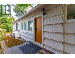 715 Luscombe Pl, Esquimalt, BC V9A7L6 Photo 13