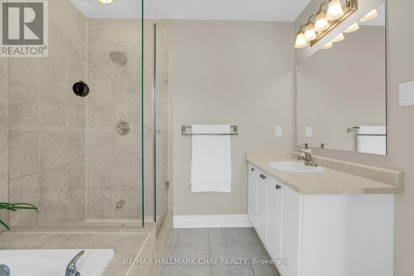 2 VERSAILLES CRESCENT - 16