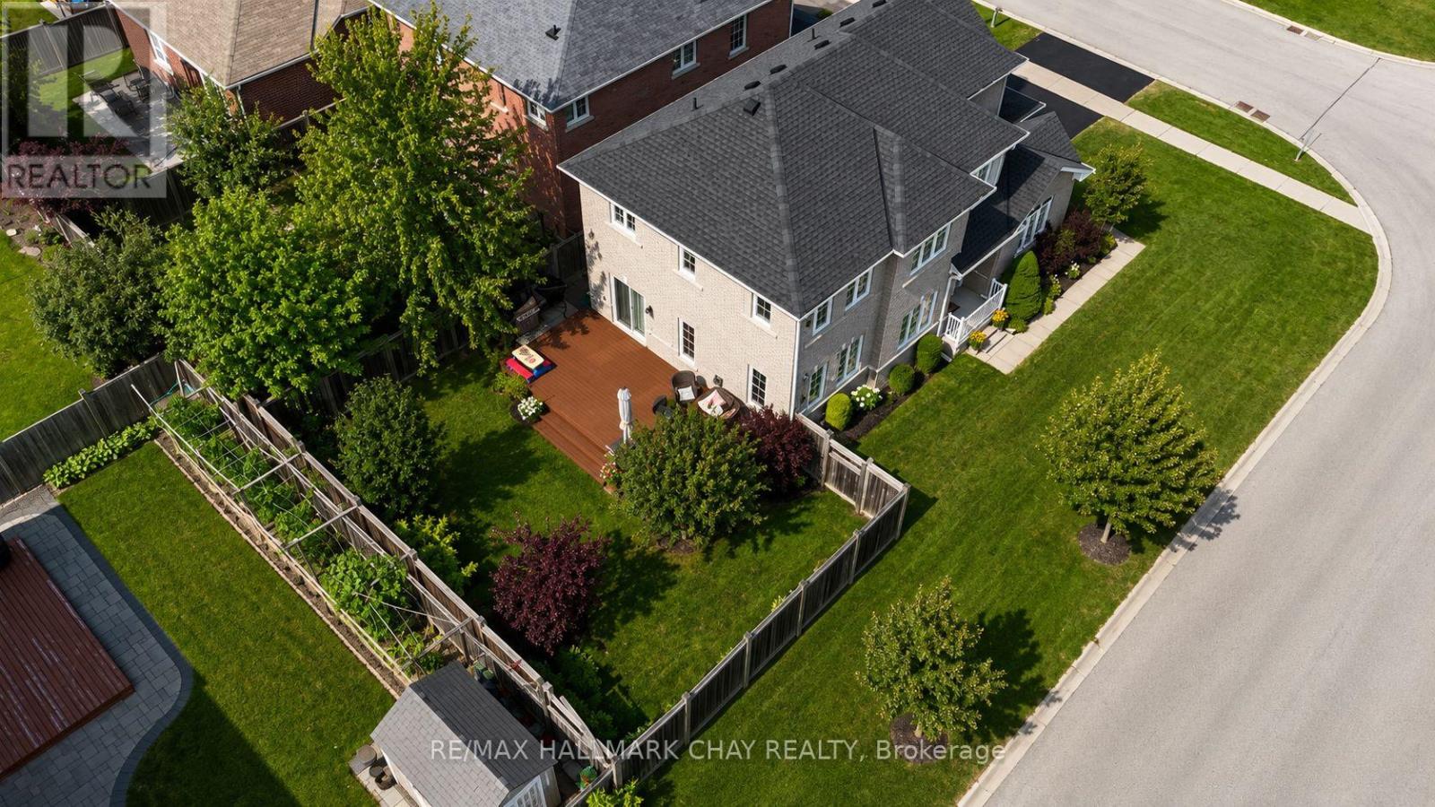 2 VERSAILLES CRESCENT - 26