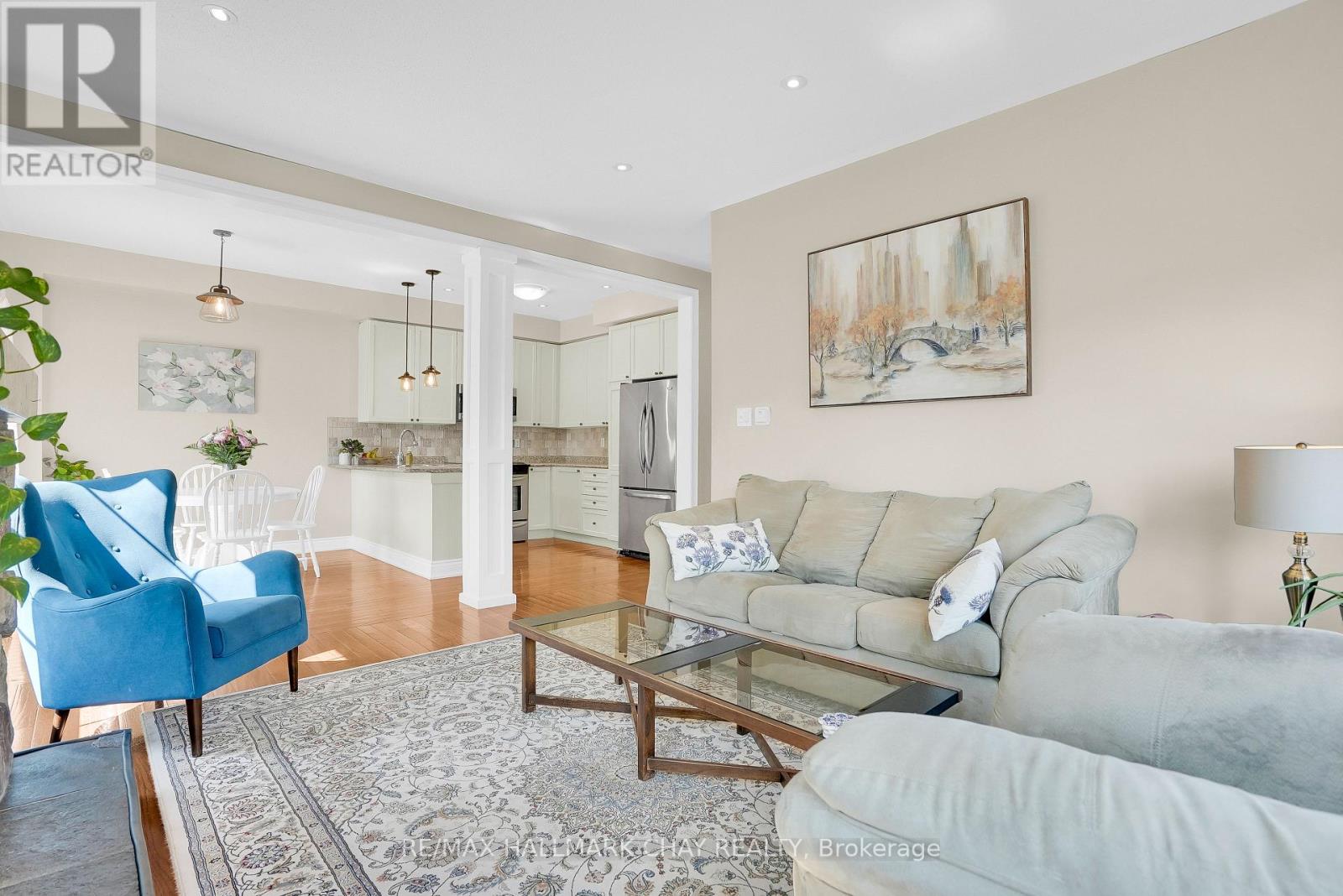 2 VERSAILLES CRESCENT - 8