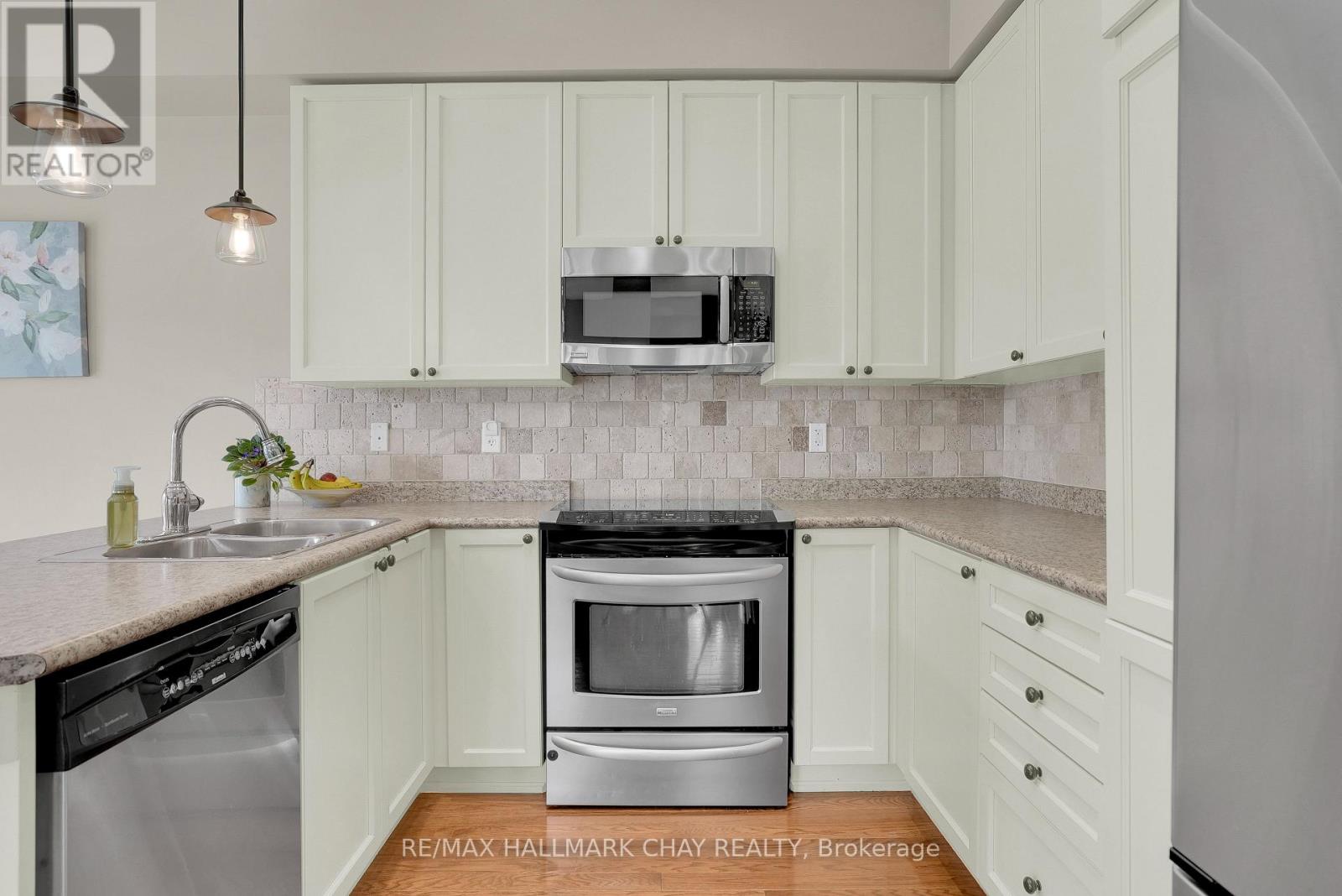2 VERSAILLES CRESCENT - 9