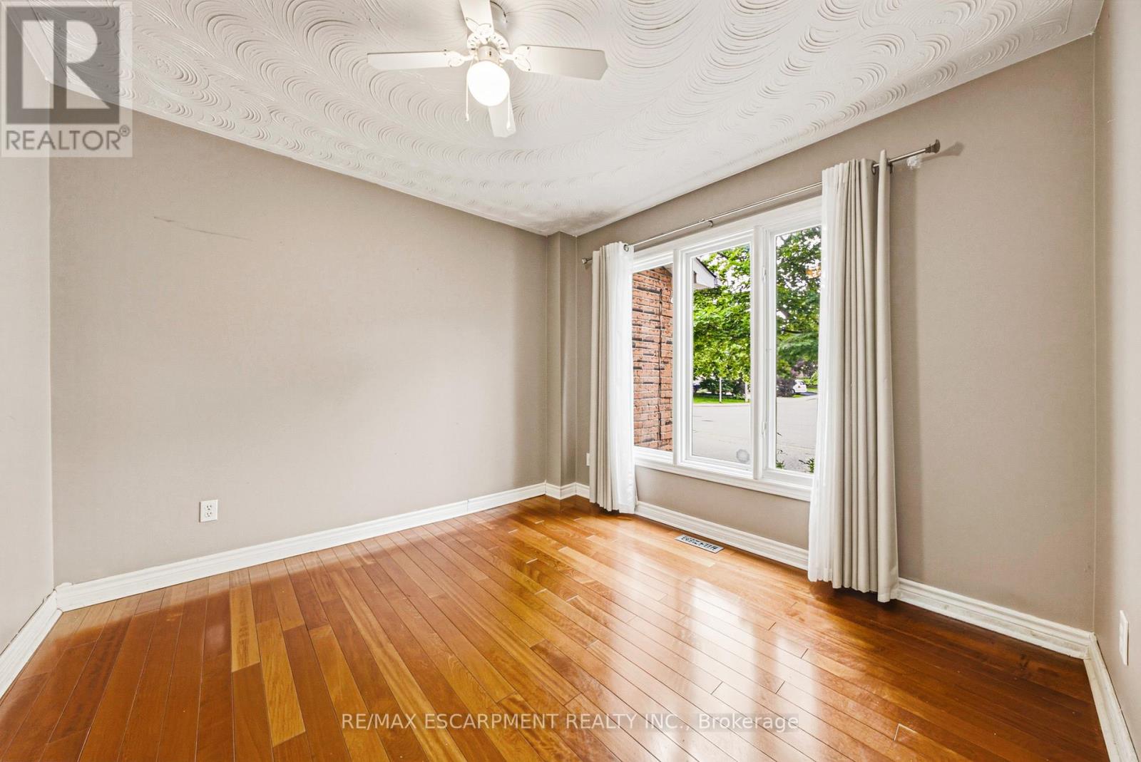 21 MOSS BOULEVARD - 15