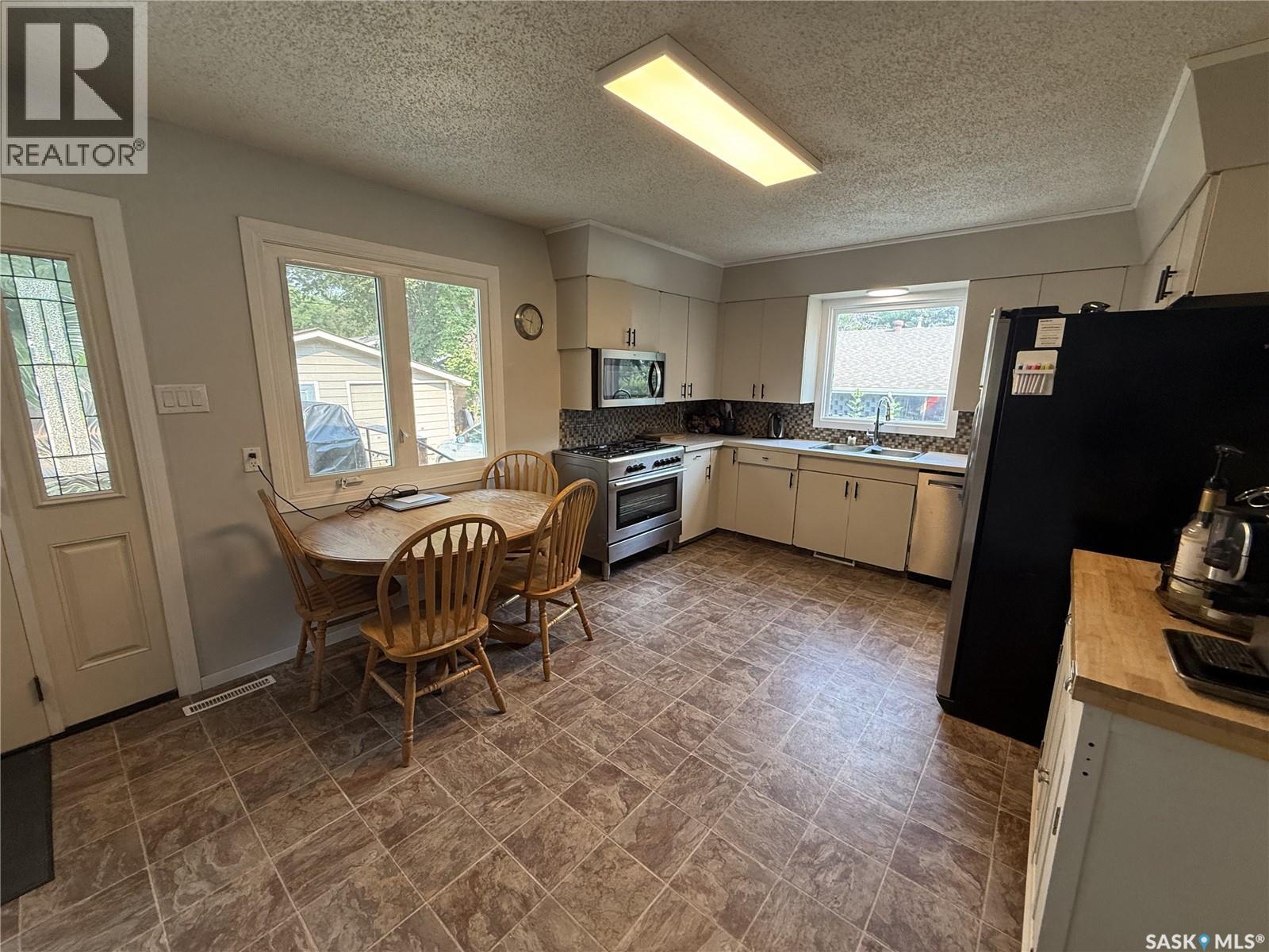 851 2nd STREET E, Shaunavon — photo 2