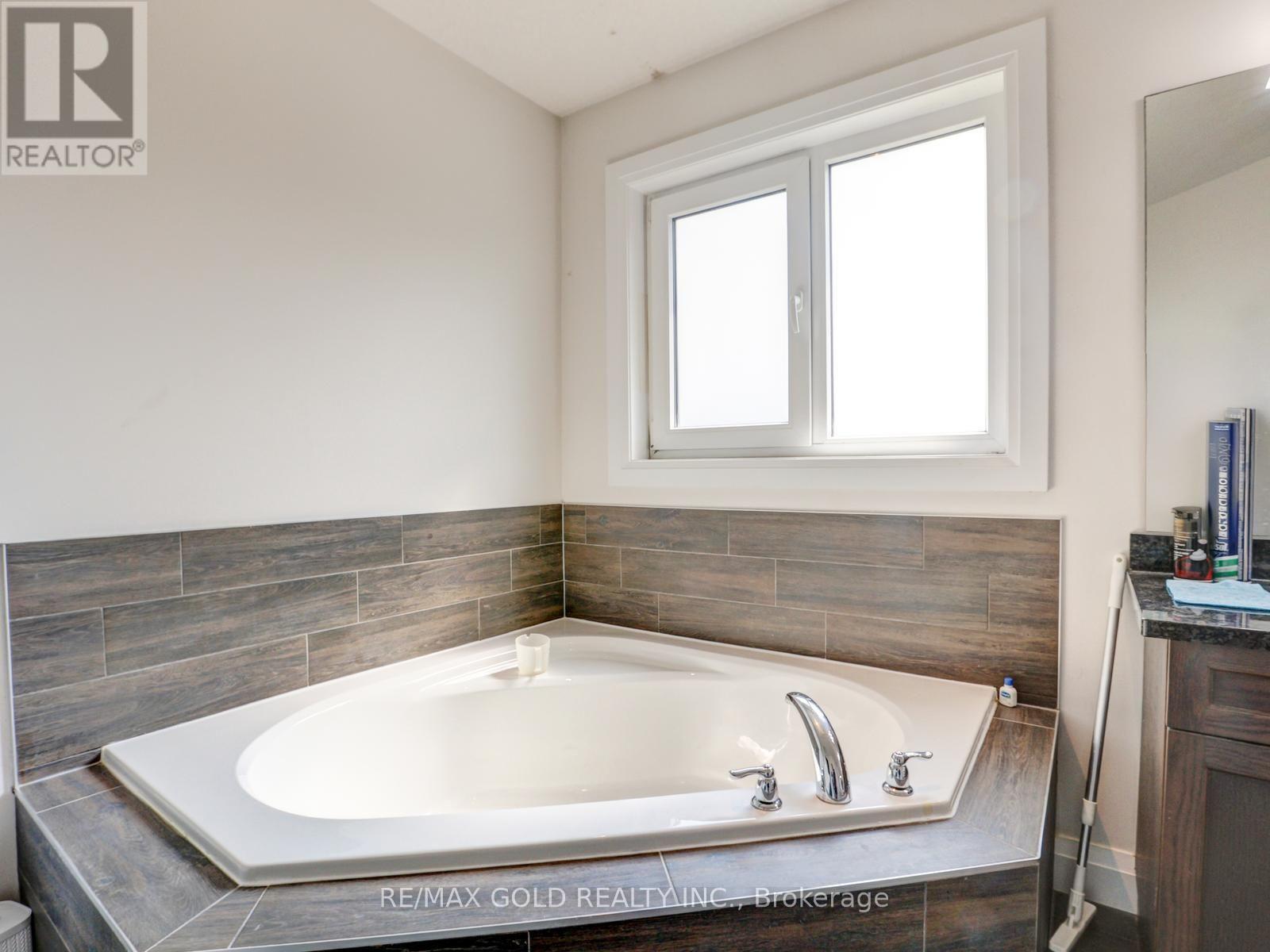 812 HALIFAX ROAD - 31
