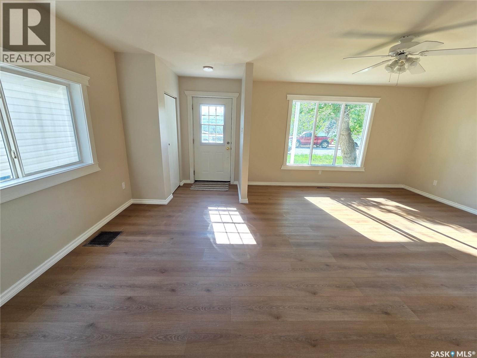 859 Cartier AVENUE, Moose Jaw — photo 2