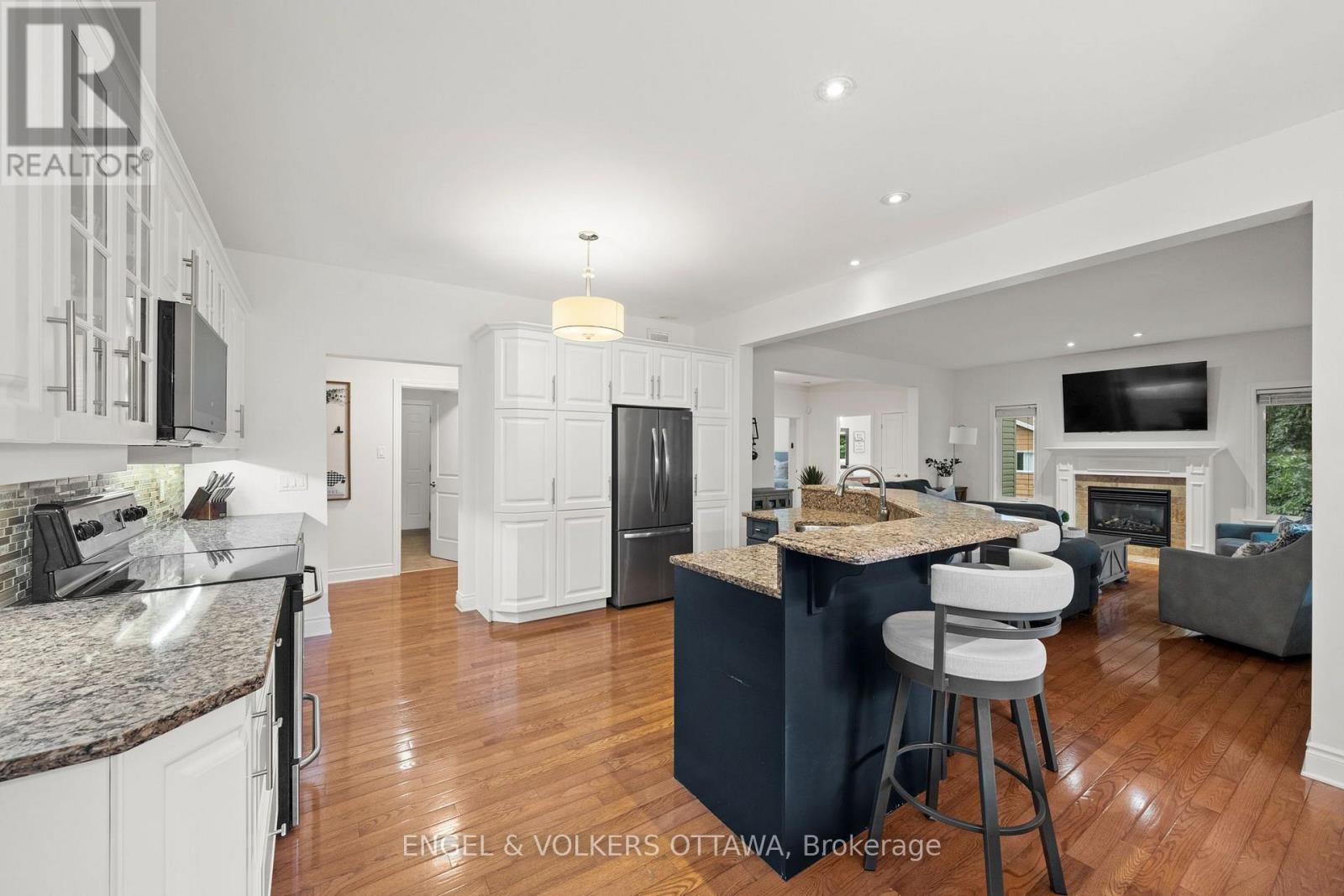 876 CENTER STREET - 13