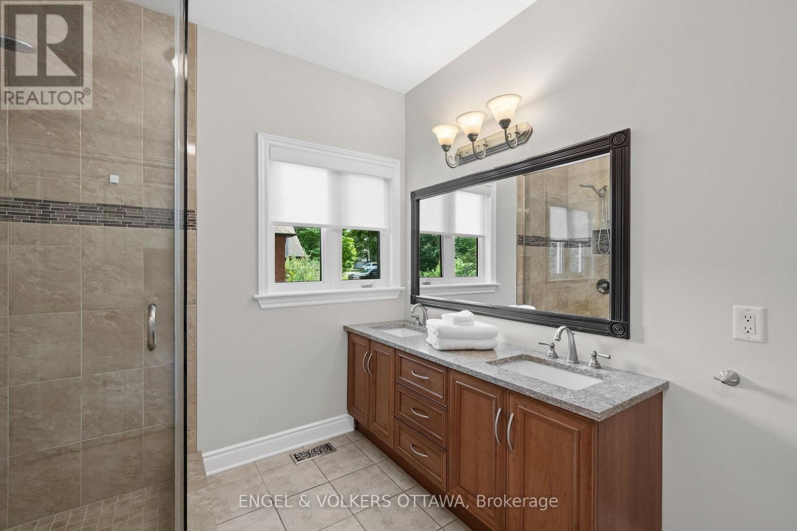876 CENTER STREET - 22