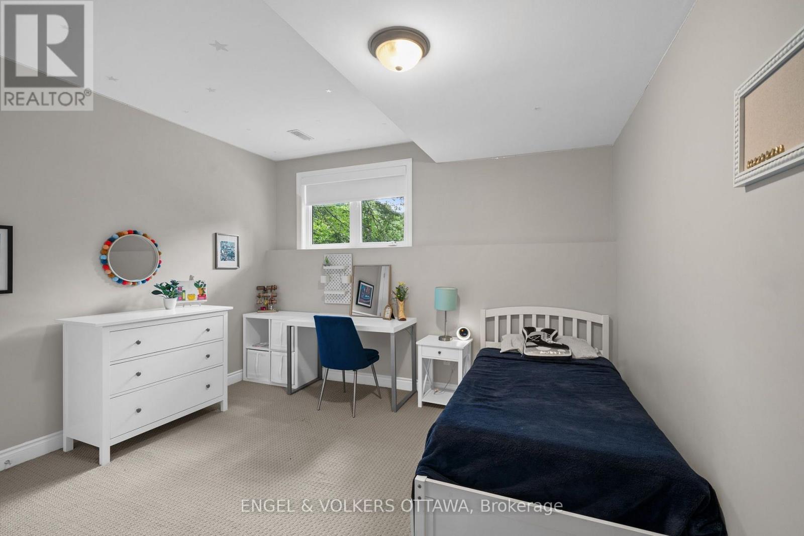 876 CENTER STREET - 32
