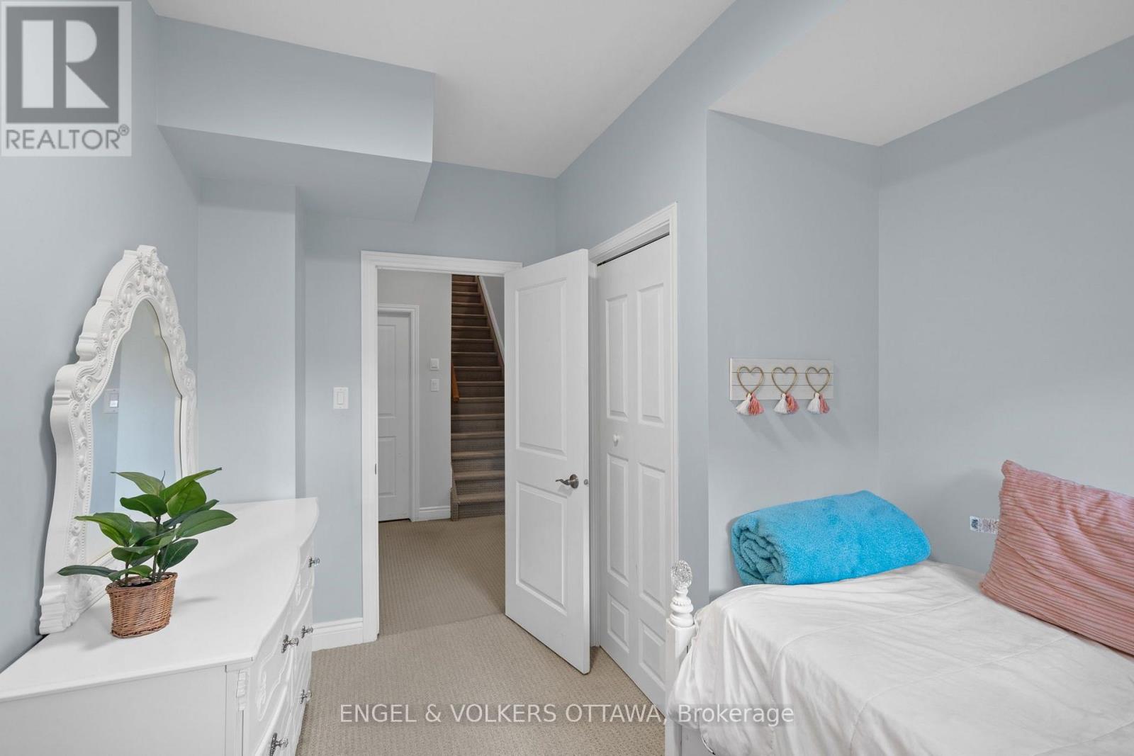 876 CENTER STREET - 35