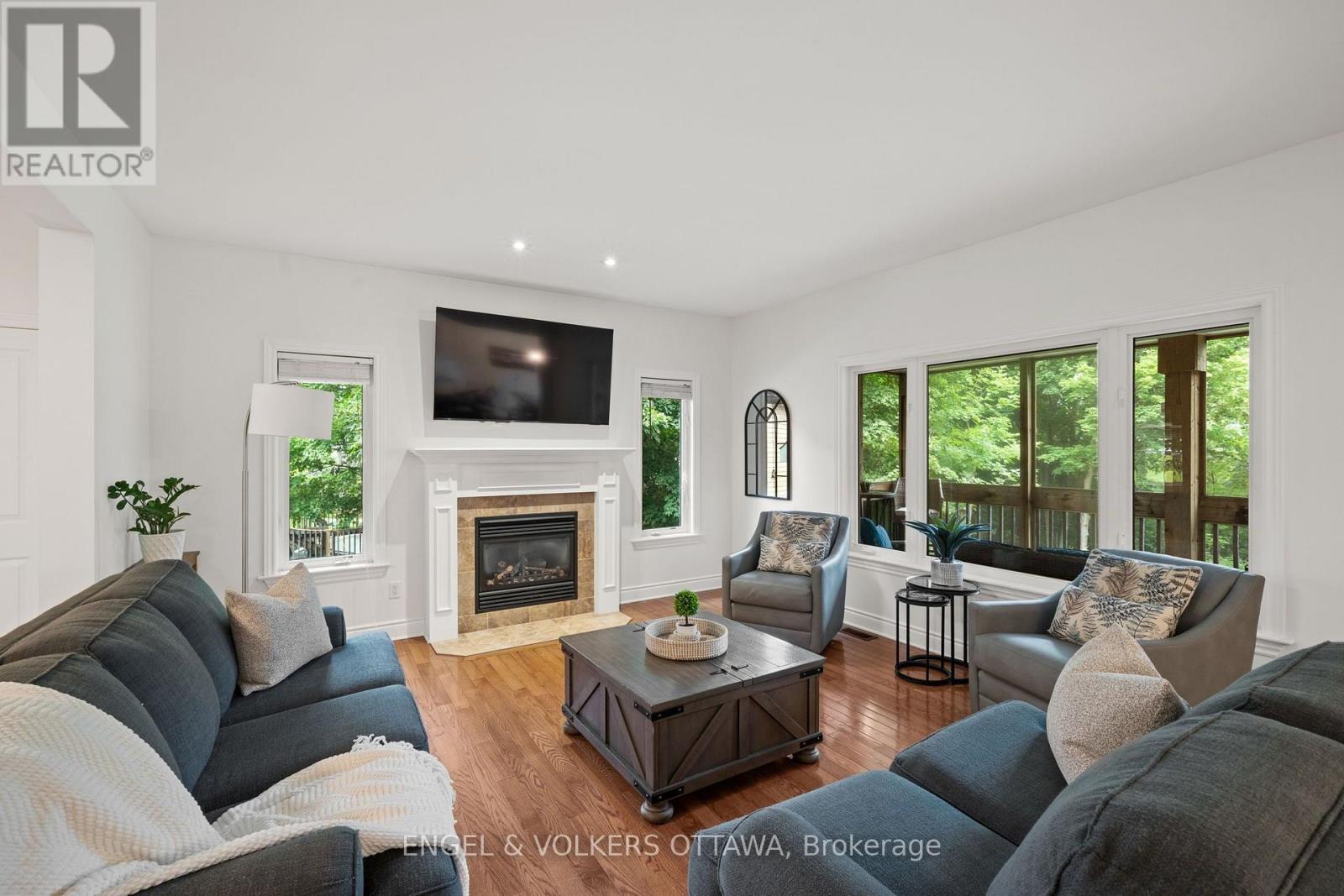 876 CENTER STREET - 7
