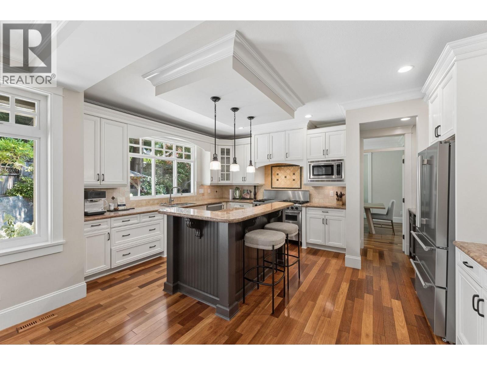 4904 CHALET PLACE, North Vancouver