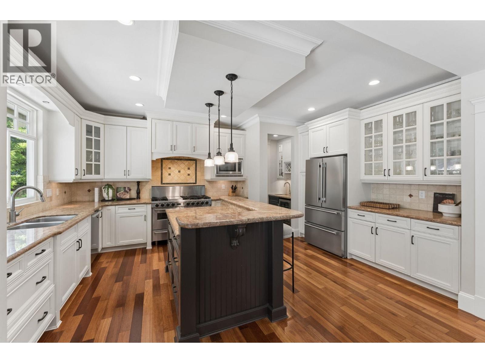 4904 CHALET PLACE, North Vancouver