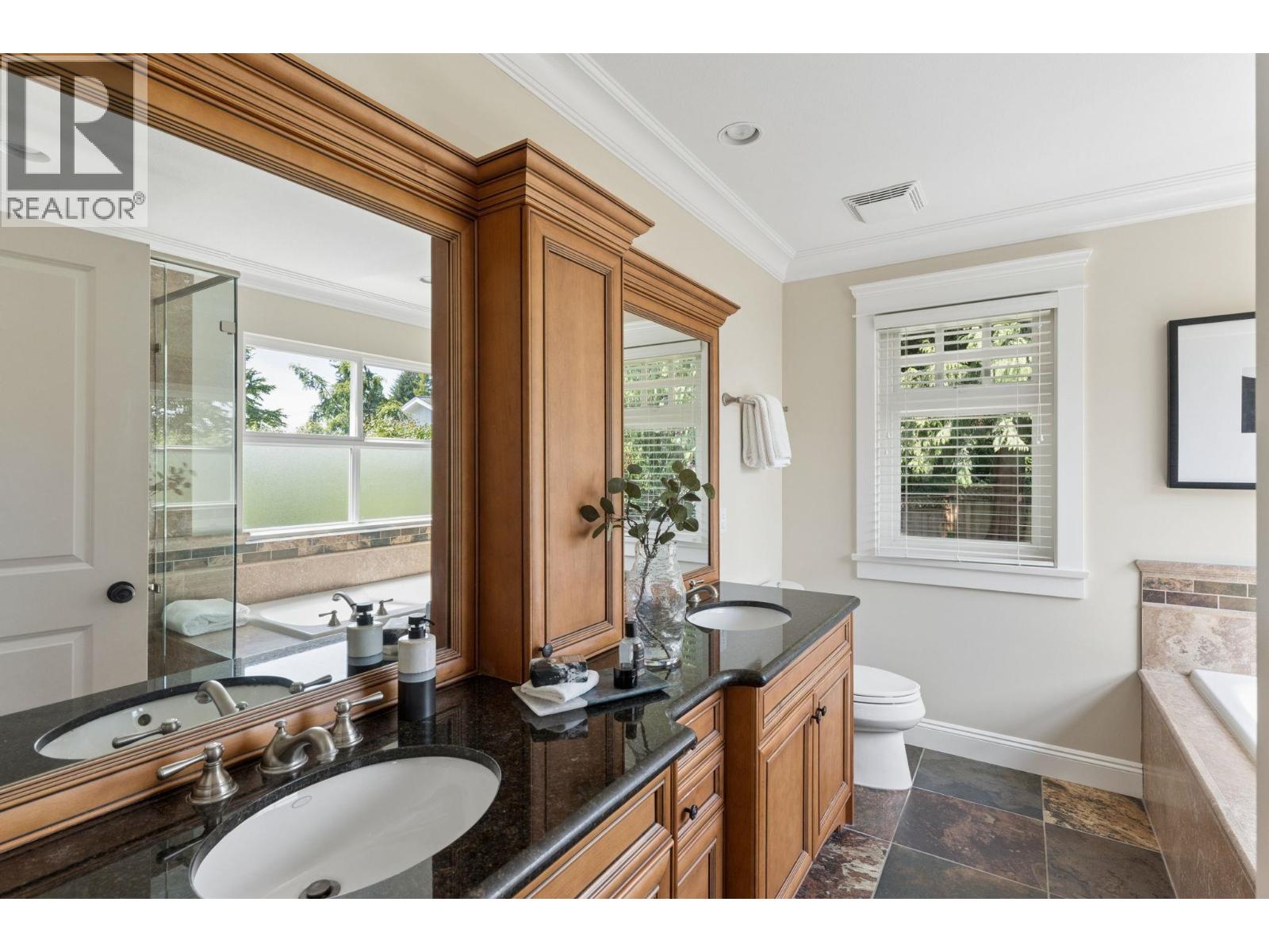 4904 CHALET PLACE, North Vancouver