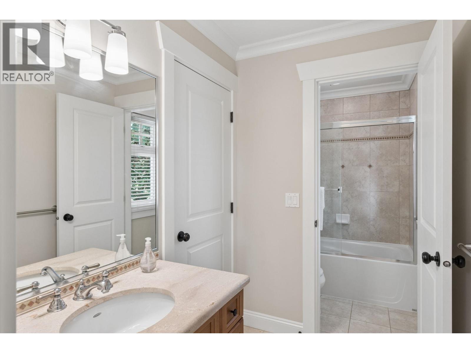 4904 CHALET PLACE, North Vancouver