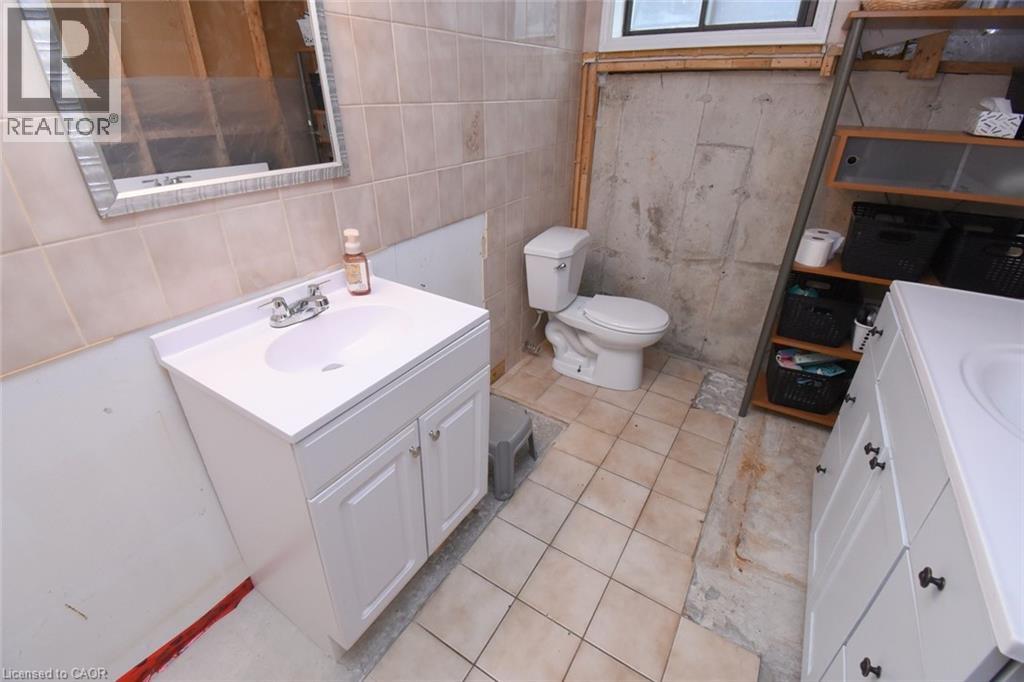 64 WINNETT Street N - 23