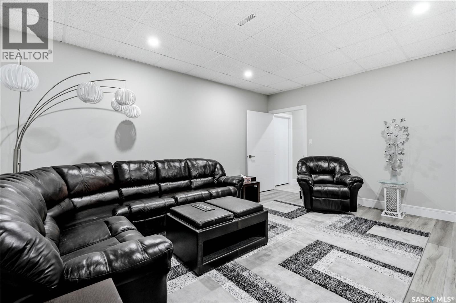 701 Casper CRESCENT - Image 33