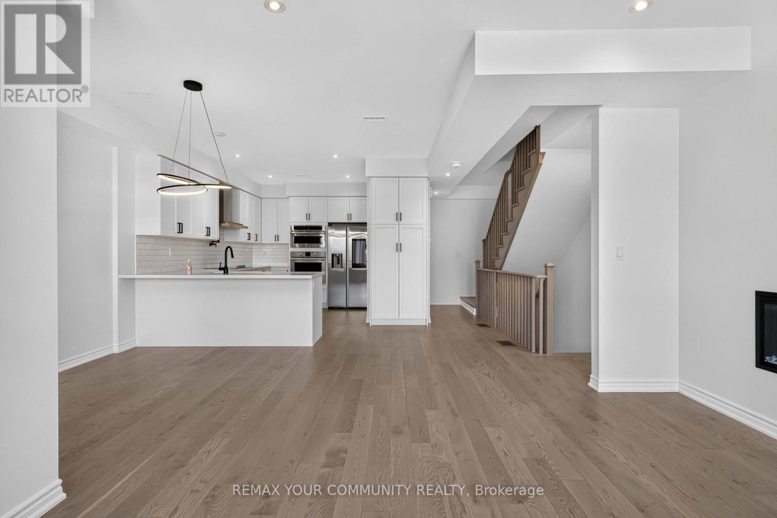 92 HOLYROOD CRESCENT - 10