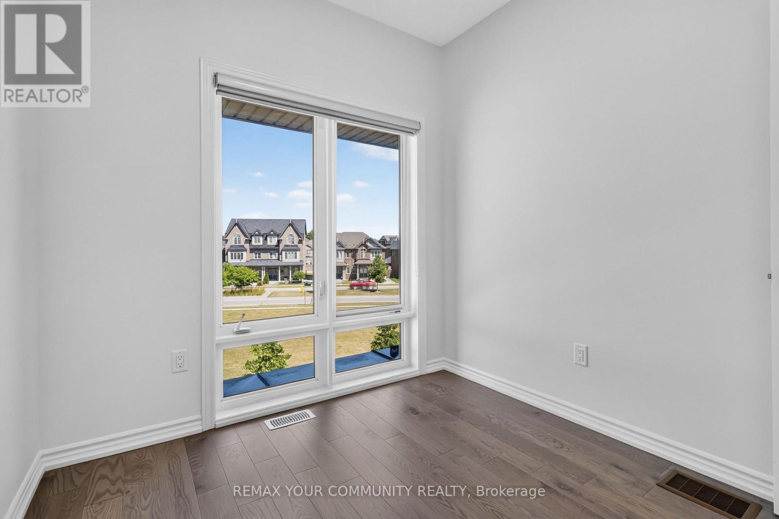 92 HOLYROOD CRESCENT - 24